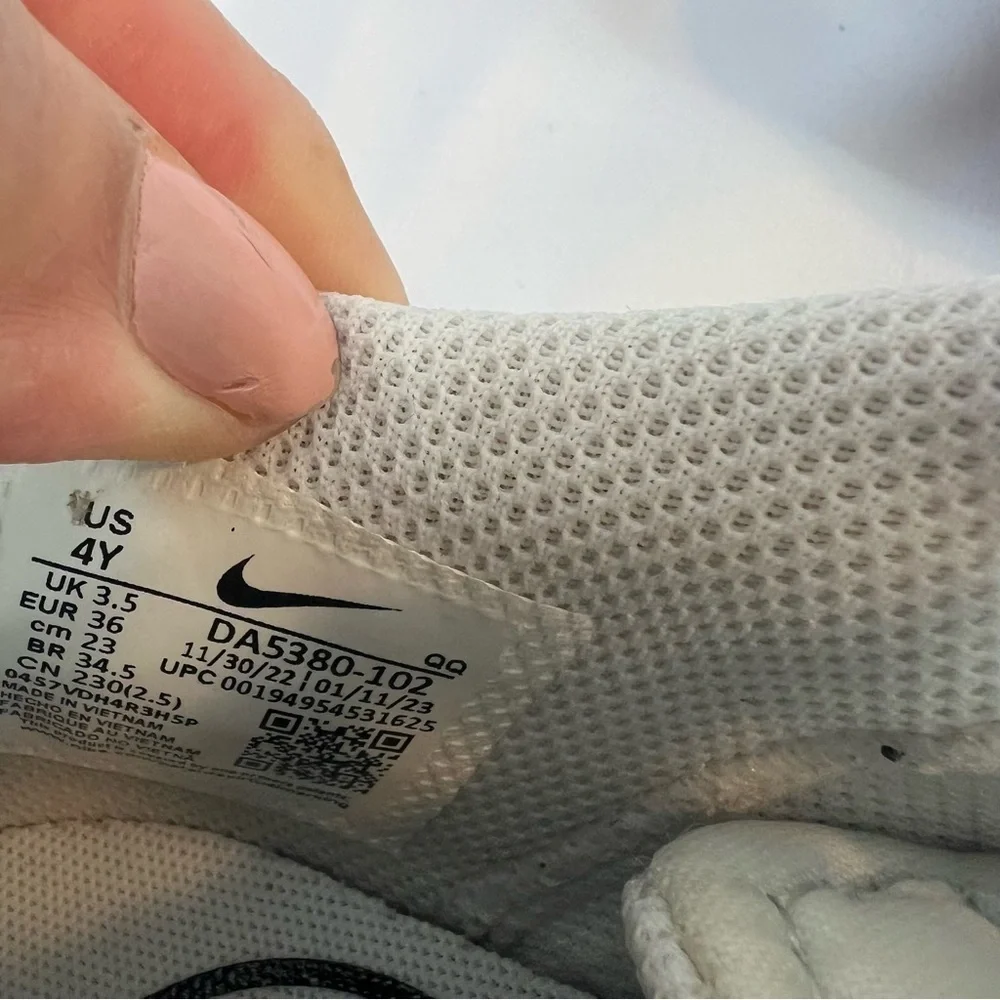 Nike Kids White and Black Sneakers size: US 4 Y
